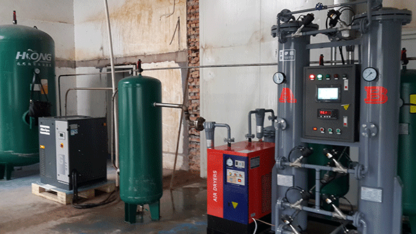 某制藥廠(chang)使用60立方(fang)，純度99.9%制氮(dan)機使用現(xian)場